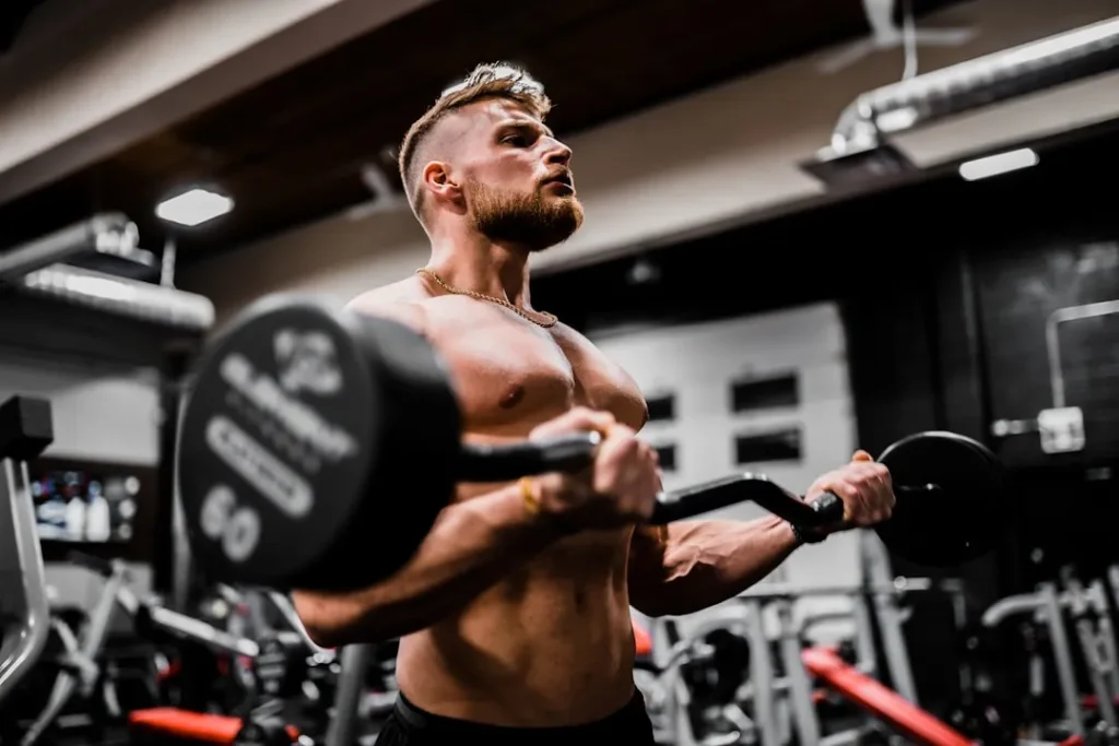 Początkujący sportowiec trzymający butelkę preparatu SARM CORE SARMS na siłowni